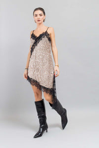 Abito asimmetrico in pizzo e paillettes da donna