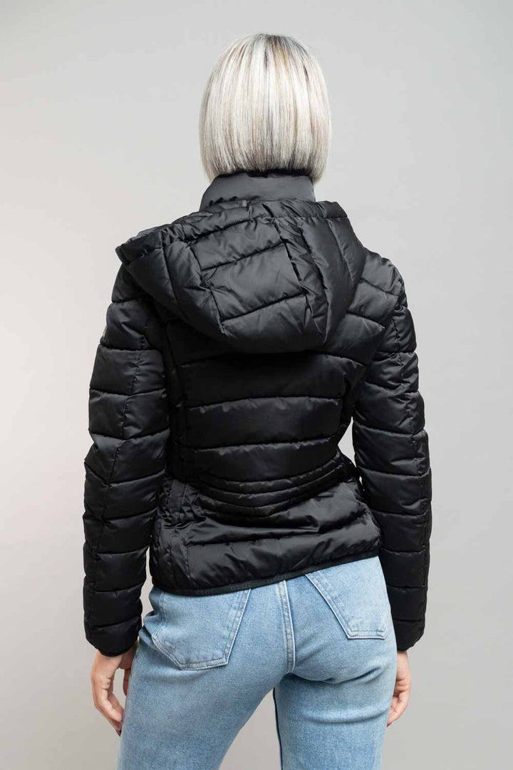 Giubbino nero corto con cappuccio Yes Zee