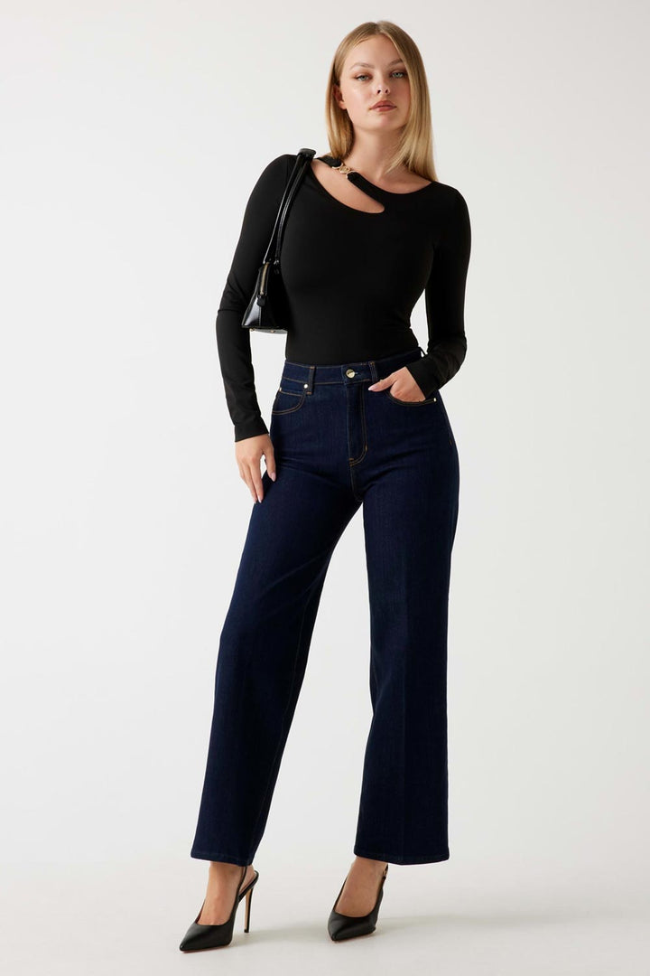 Maglia nera aderente con anello Guess