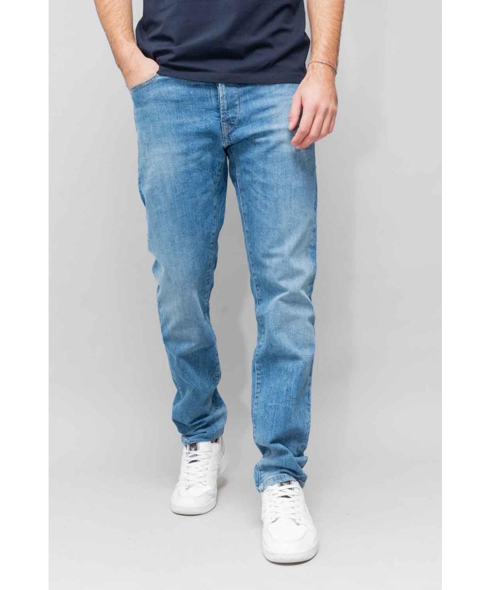 Zero clearance construction jeans